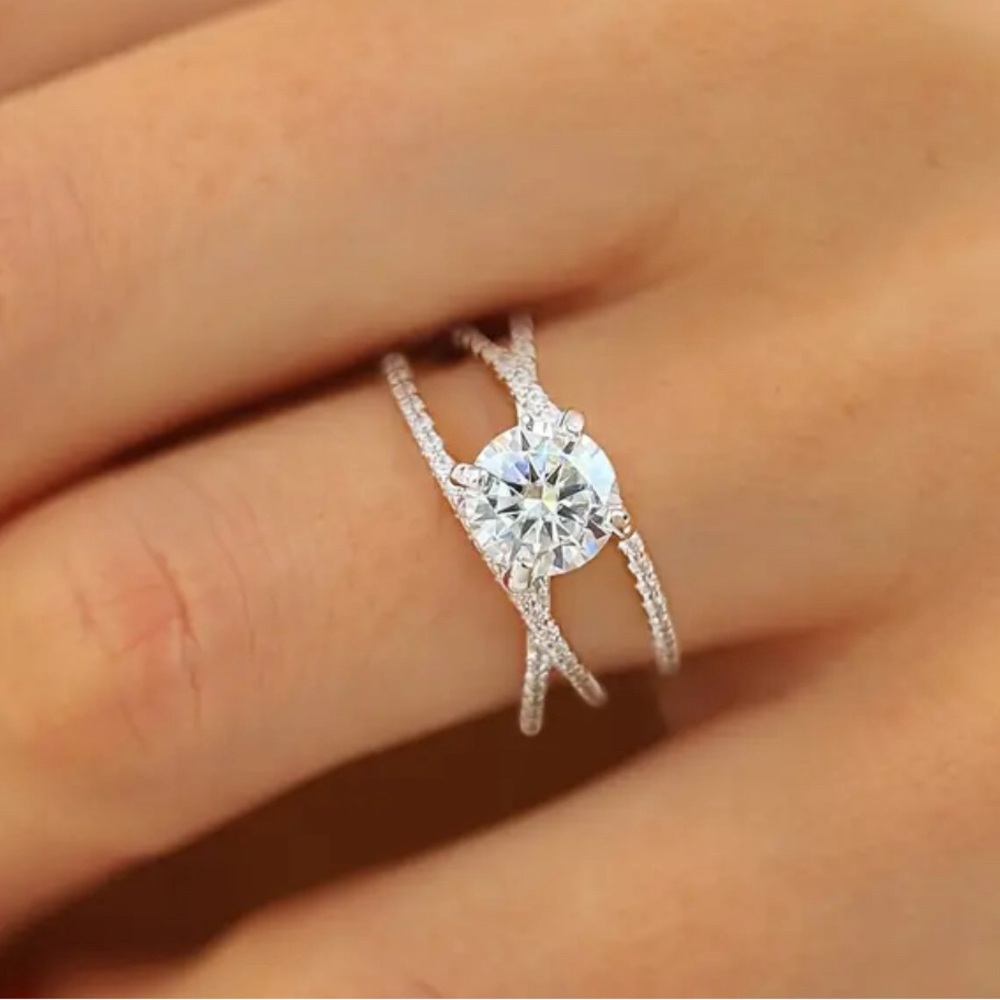 Stunning  1 ct  sterling silver diamond moissanite ring
